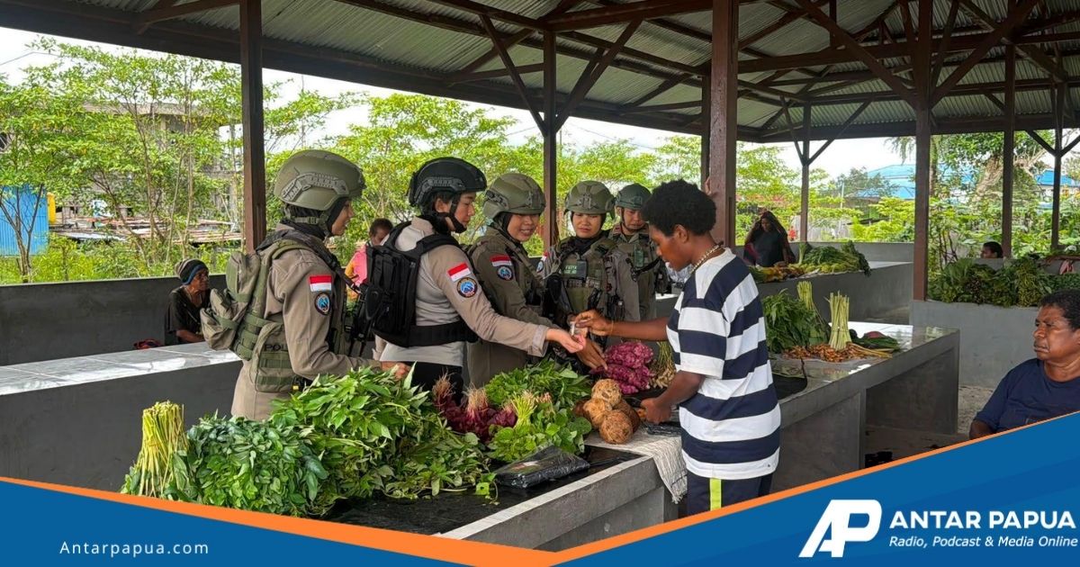Polwan Satgas Damai Cartenz Sambangi Pasar Keyabi Nduga, Dialog dengan Mama-Mama Papua Jaga Kamtibmas