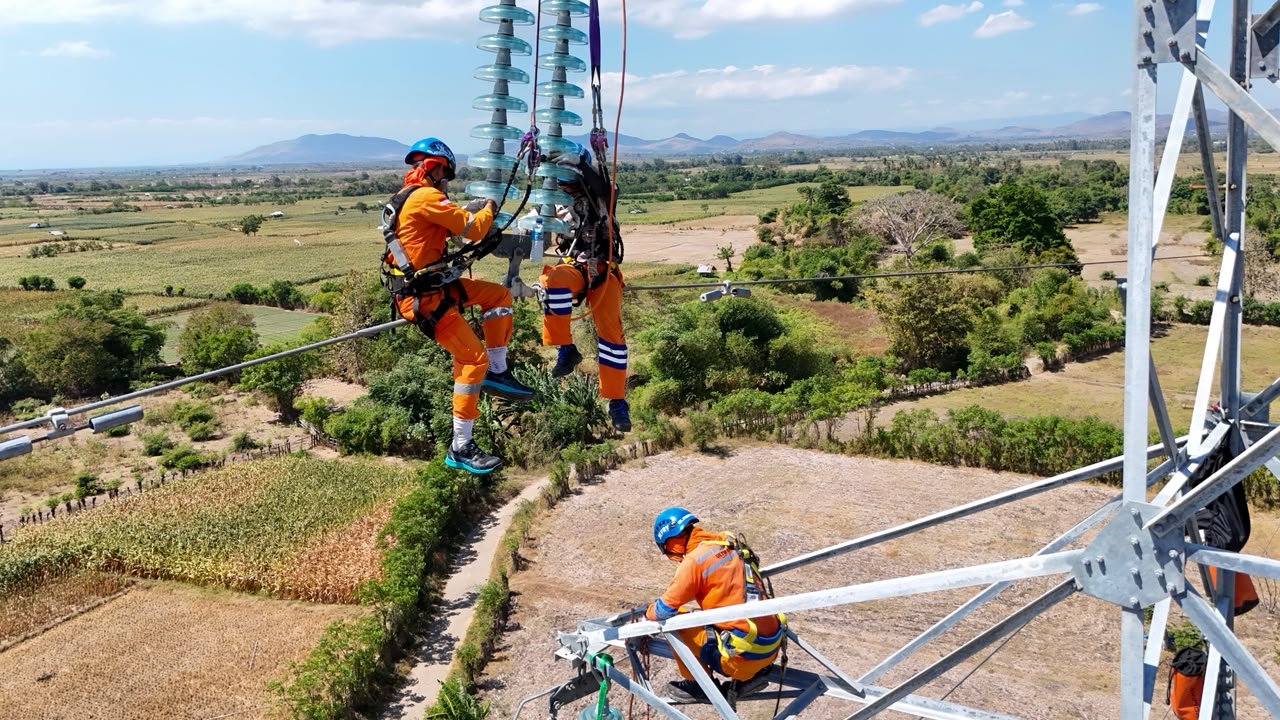 PLN Ganti Isolator Tower Transmisi di Ruas Labuhan-Plampang dan Labuhan-Empang, Keandalan Listrik Pulau Sumbawa Diperkuat