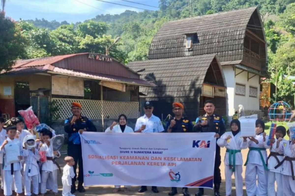 KAI Divre II Sumbar Edukasi Keselamatan ke Lima Sekolah dan Masjid di Pinggir Rel Kota Padang, Libatkan Ratusan Siswa