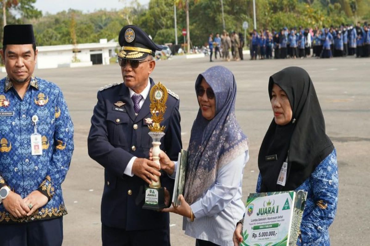 Bupati Kotabaru Pimpin Apel Harhubnas dan HKN 2026, Serahkan Penghargaan Lomba UKS ke 4 Sekolah