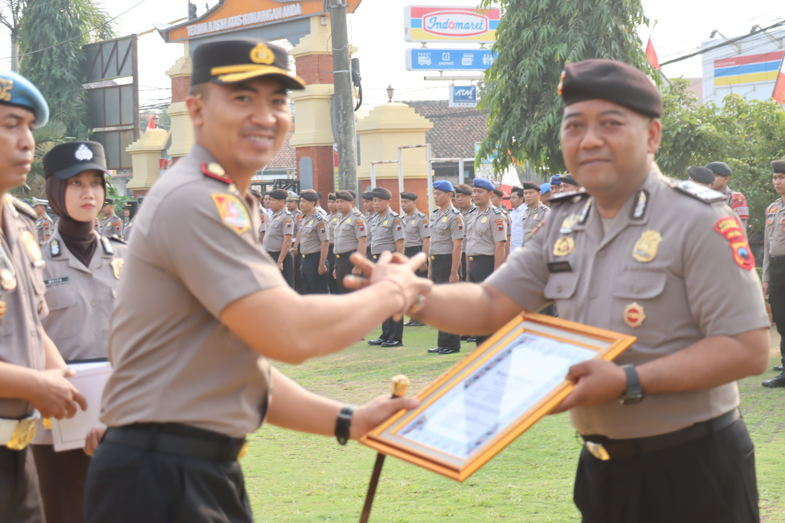 Kapolres Kebumen Naikkan Pangkat Ipda Dwi Sarwoto dan Anugerahi 3 Personel Polsek Karangsambung yang Sigap Cegah Tawuran