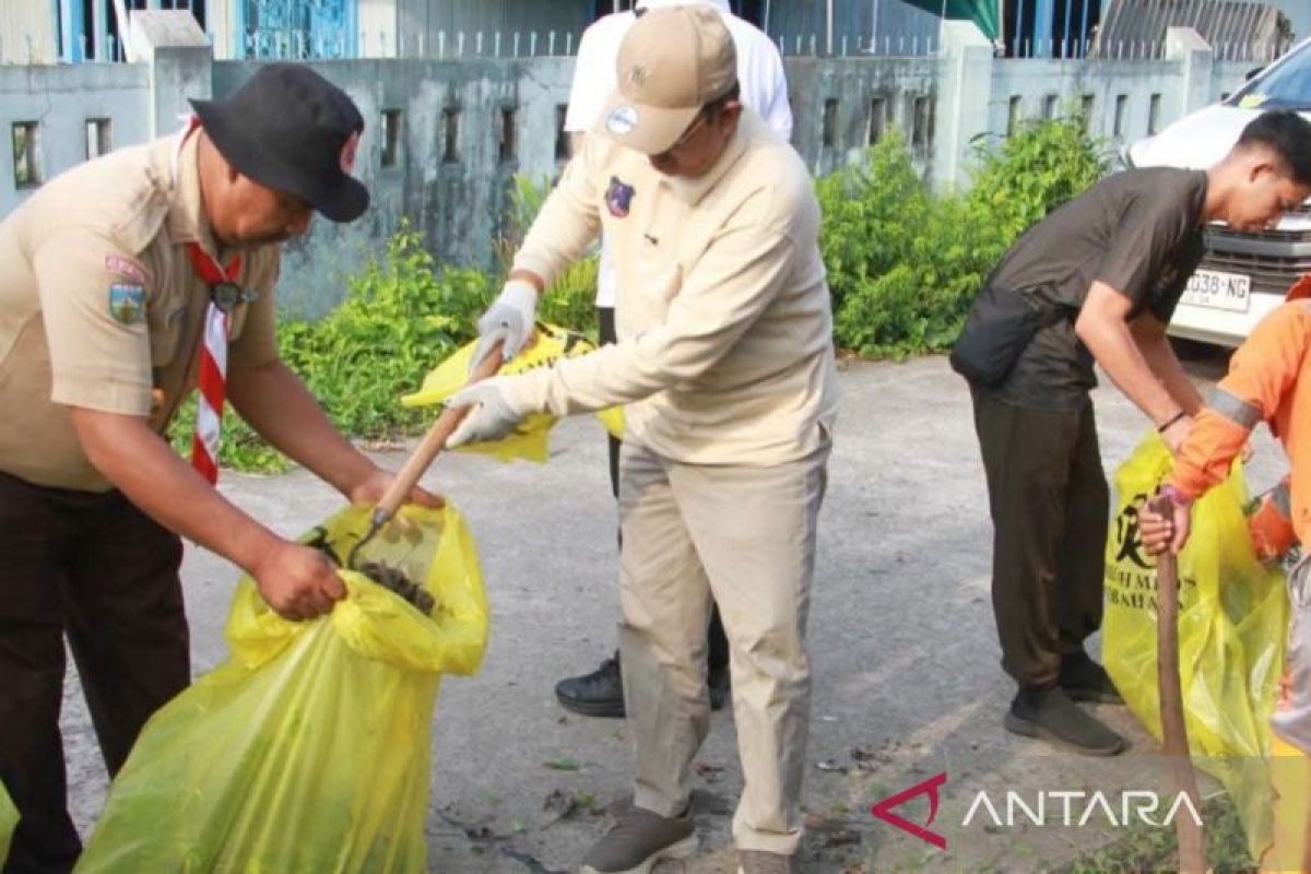 Ratusan Pramuka Tanjab Barat Turun ke Jalan Bersihkan Sampah Plastik di Kuala Tungkal, Peringati HUT ke-65