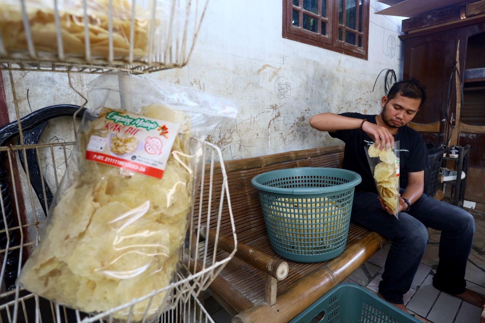 Produksi Emping Melinjo Kak Bit di Pidie Jaya Anjlok 66% Pascabanjir, Pemilik UMKM Belajar Digital