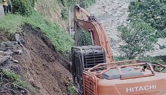 Warga Bener Meriah Sewa Alat Berat Gotong Royong Bersihkan Longsor Jalan Nasional Takengon–Bireuen, Akses Lumpuh 6 Bulan