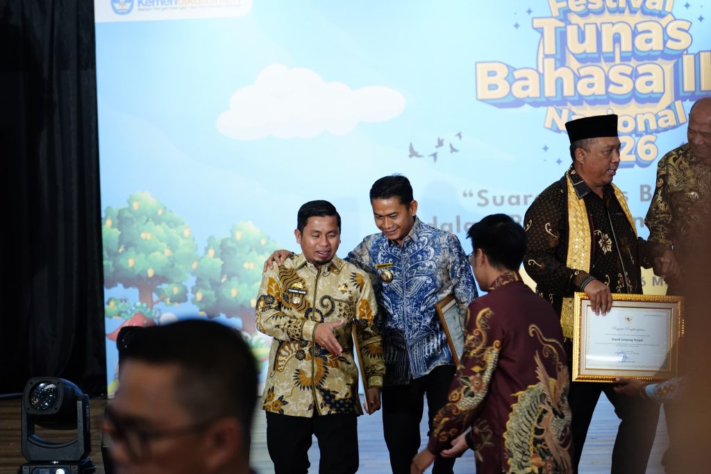 Wali Kota Banjarmasin Terima Penghargaan Revitalisasi Bahasa Daerah dari Kemendikdasmen di FTBIN 2026