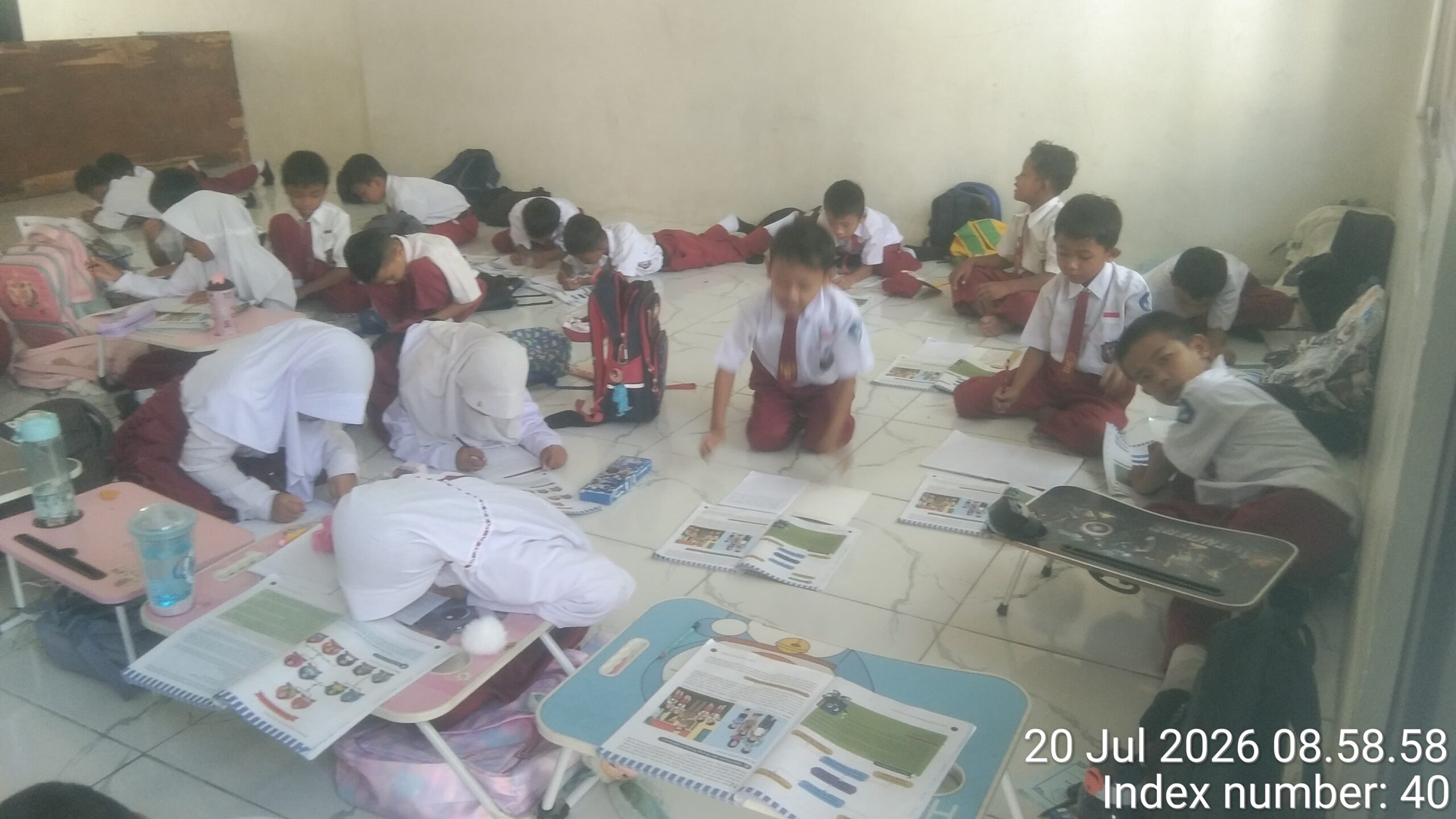 Gedung SDN Kalangsari V Karawang Nyaris Ambruk, Puluhan Siswa Belajar Lesehan di Teras Majelis Taklim