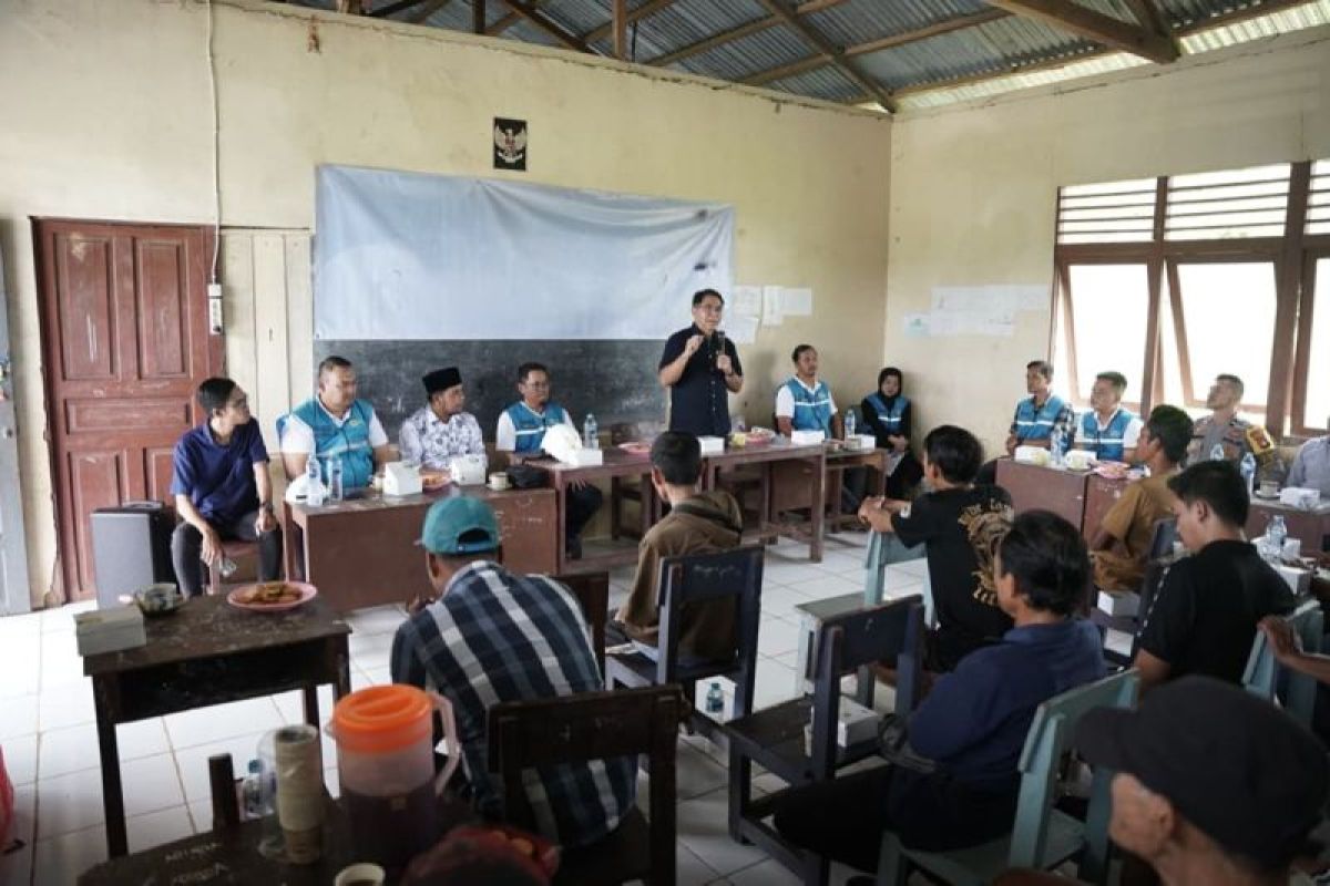 DPR Tinjau Elektrifisasi Desa di Kubu Raya, PLN Nyalakan Listrik Gratis