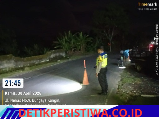 Polisi dan Pecalang Karangasem Amankan Penarikan Kabel Telkom Malam Hari