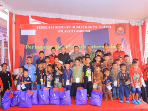 Polda Lampung Gelar Khitan Massal dan Bagi Sembako di May Day