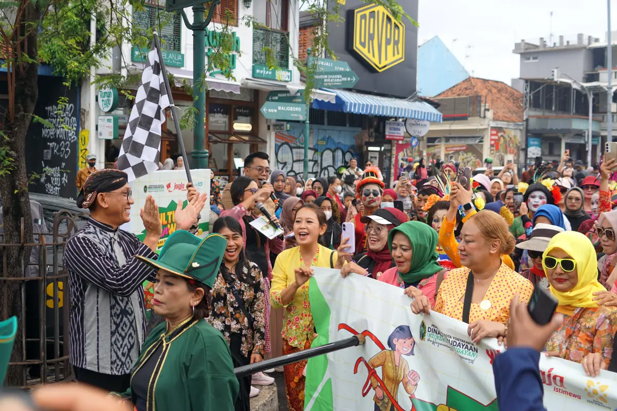 Ribuan Warga Yogyakarta Parade Budaya Tradisional di Fun Walk Tugu–Beringharjo