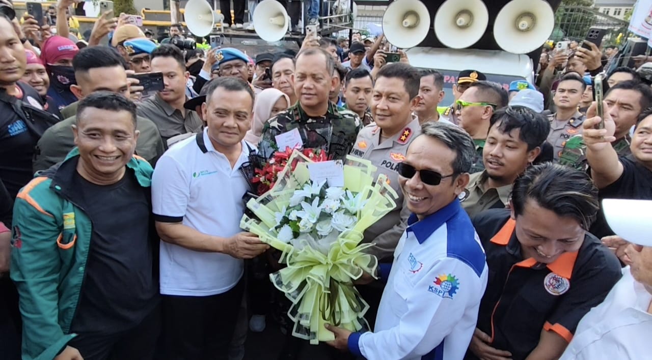 Gubernur Jateng Temui Massa May Day, Tekankan Keamanan untuk Investasi