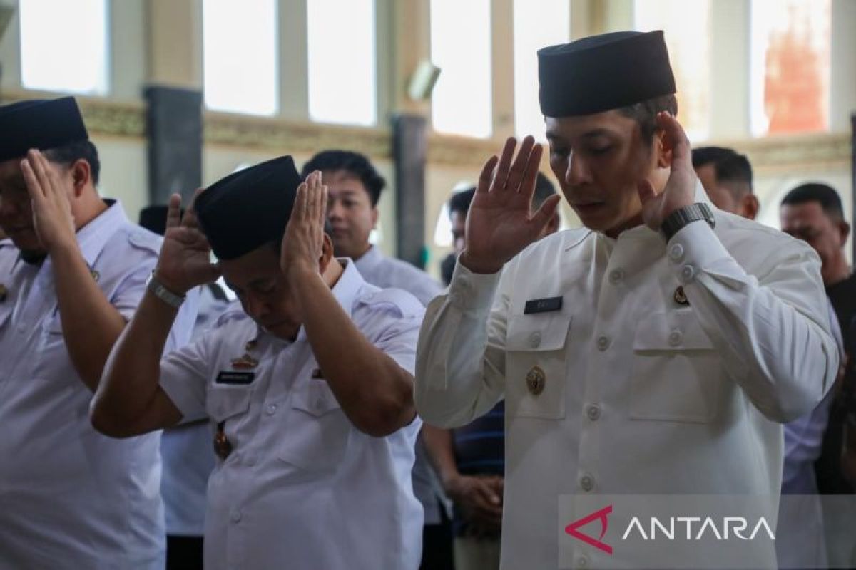 Bupati Lampung Selatan Pimpin Shalat Ghaib untuk Korban Kecelakaan Kereta Bekasi Timur