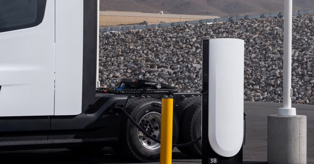 Tesla Luncurkan Pengisi Daya Semi, Megacharger Dimulai Rp2,8 Miliar