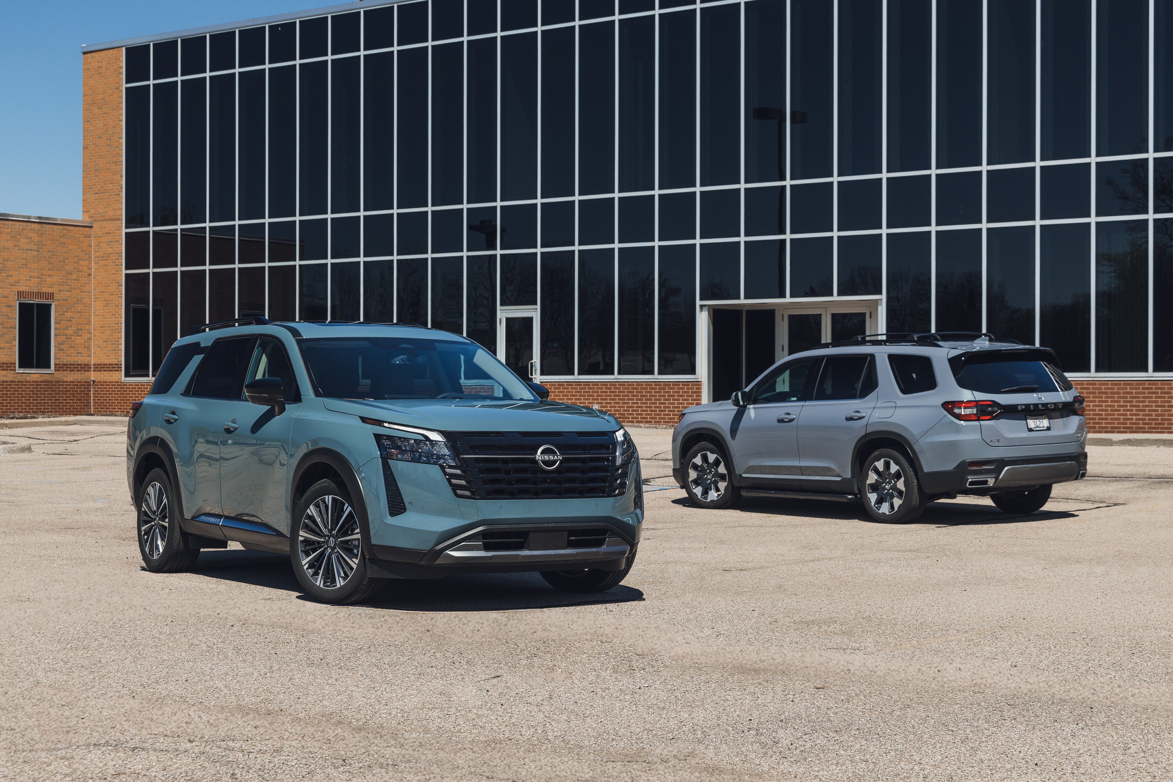 Honda Pilot vs Nissan Pathfinder 2026: Duel SUV 7 Penumpang Terpraktis