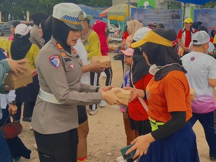 Polwan Ditlantas Sultra Bagikan Camilan di Peringatan May Day Kendari