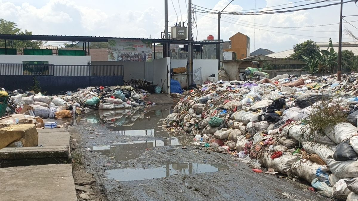 Pemprov Jabar Kerahkan 14 Truk Angkut Gunungan Sampah di Pasar Baleendah