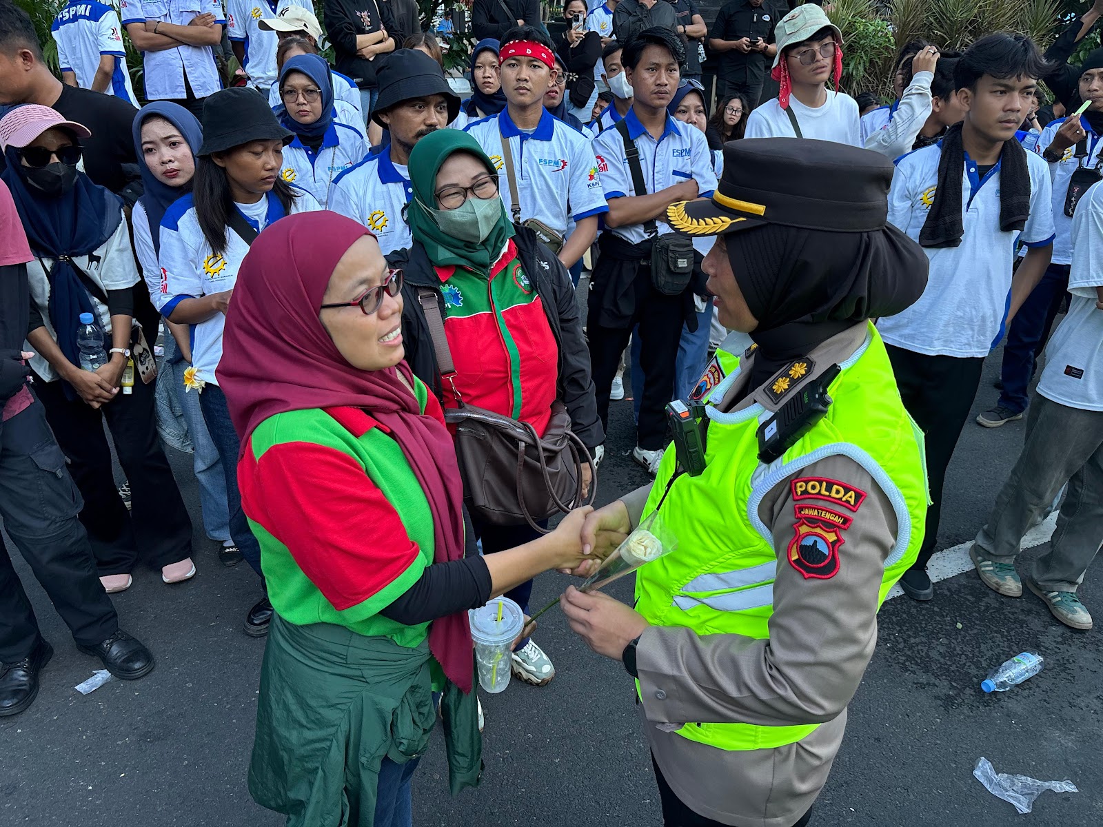 Polwan Polda Jateng Bagikan Bunga Jaga Damai May Day di Semarang