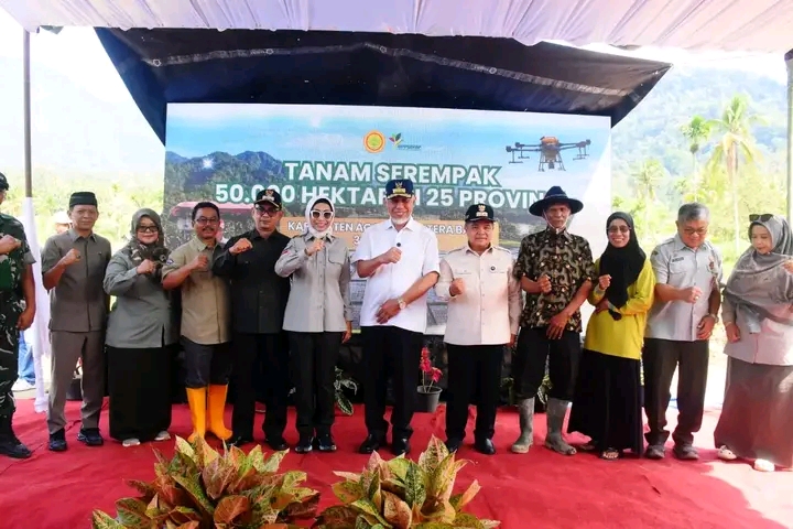 Bupati Agam Pimpin Tanam Padi Serentak 50 Ribu Hektare Perkuat Pangan Nasional