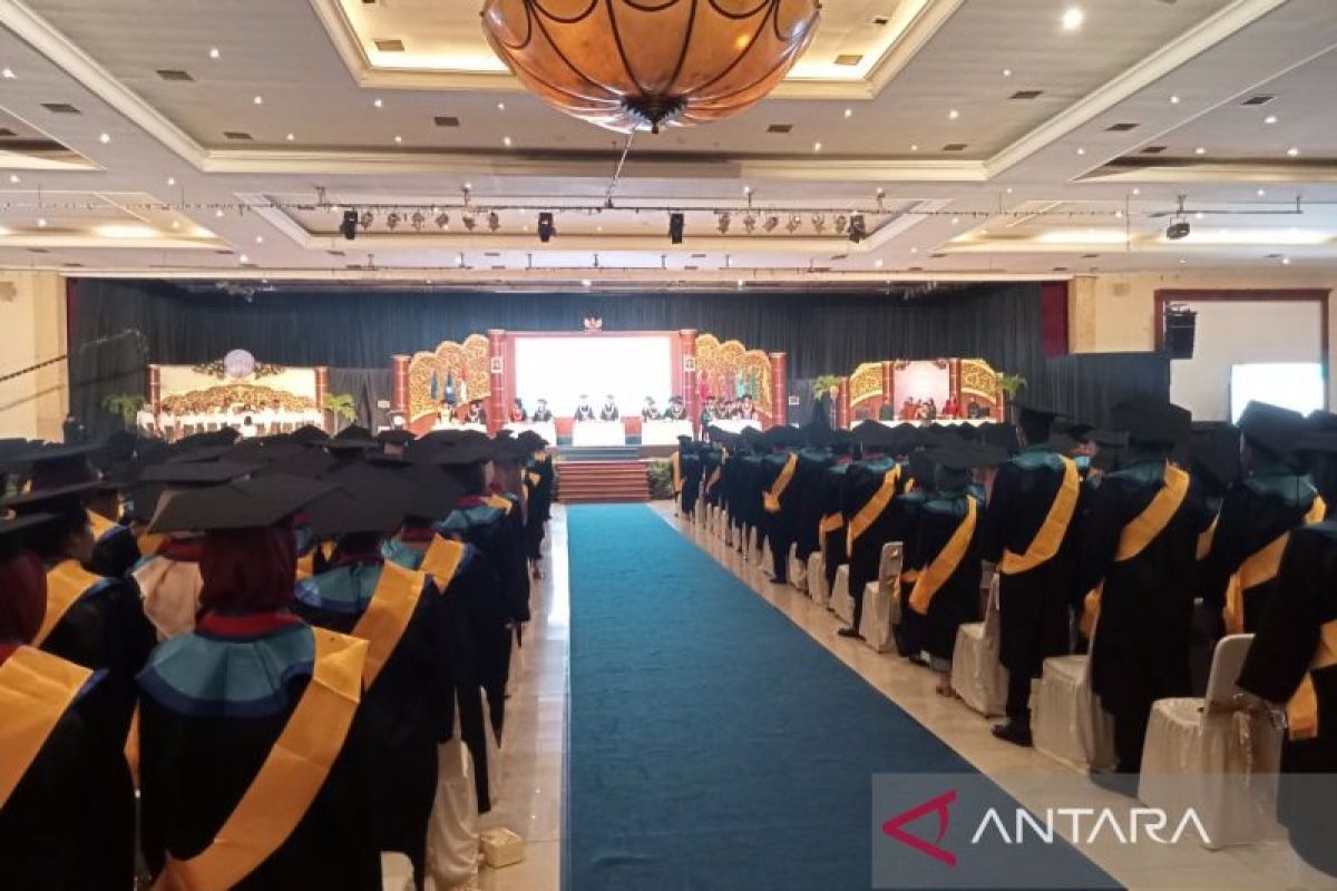 LLDikti DIY Tekankan Kesiapan SDM Berkualitas Saat Wisuda 822 Mahasiswa UMBY