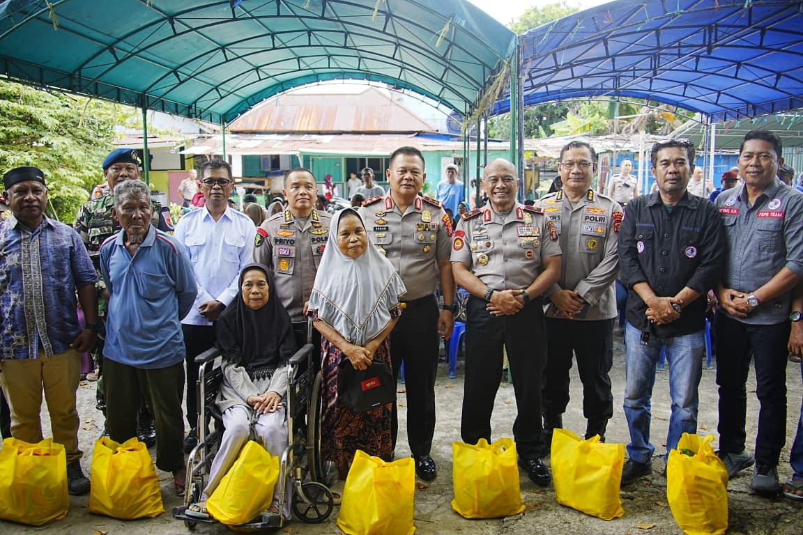 Polda Kaltim Bersihkan Pantai dan Beri Layanan Kesehatan Gratis di Balikpapan