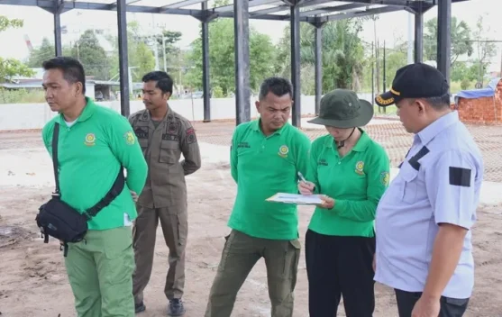 Satpol PP Kota Palangka Raya Hentikan Pembangunan Konstruksi Tanpa Izin di Jalan Adonis Samad