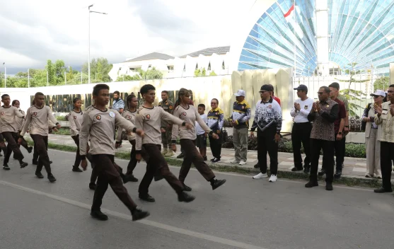 Wagub NTT Johni Asadoma Buka Lomba Gerak Jalan Indah Hardiknas di Kupang