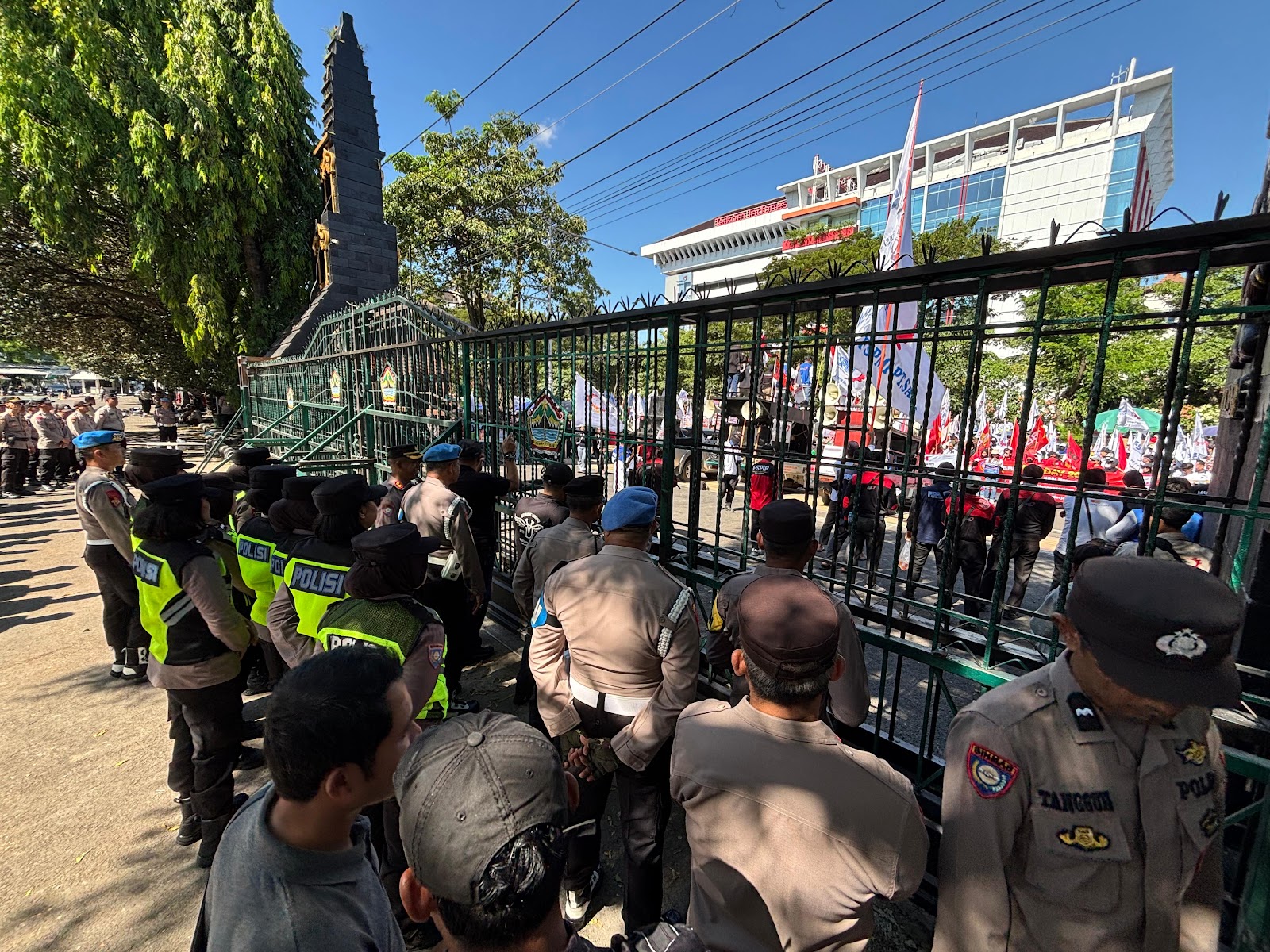 Aksi May Day Semarang Dipenuhi Semangat Nasionalisme Buruh dan Polda