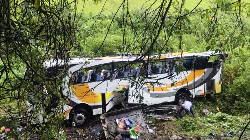Bus Rombongan Pelajar Batu Bara Masuk Jurang 15 Meter di Toba
