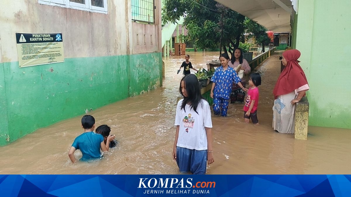 SDN 98 Jambi Banjir Bertahun-tahun, Siswa Sulit Belajar Buku Basah