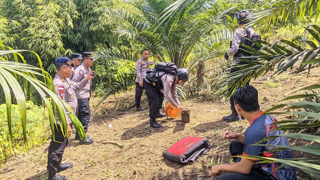 Gegana Brimob Polda Kalbar Ledakkan Granat Peninggalan Penjajahan di Landak