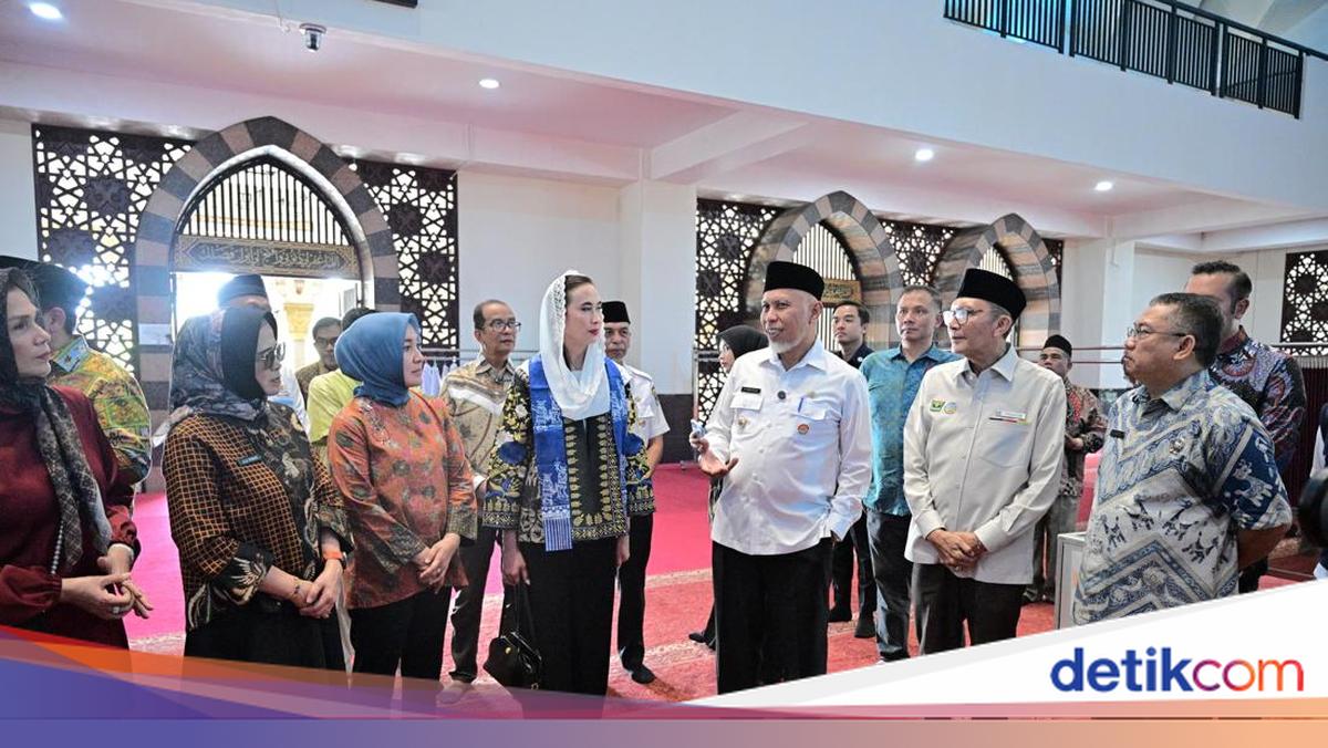 Pemprov Sumbar Klarifikasi Video Menpar, Pakai Kaos Kaki Bukan Sepatu