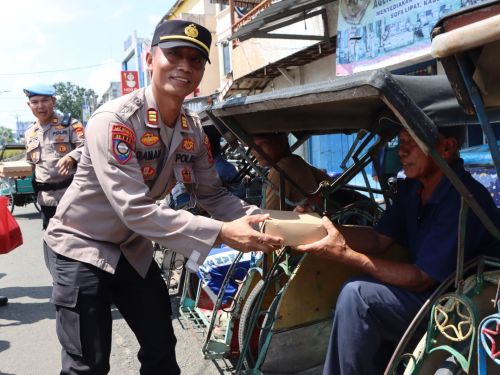 Polres Lampung Utara Bagikan Nasi Kotak Peringati May Day
