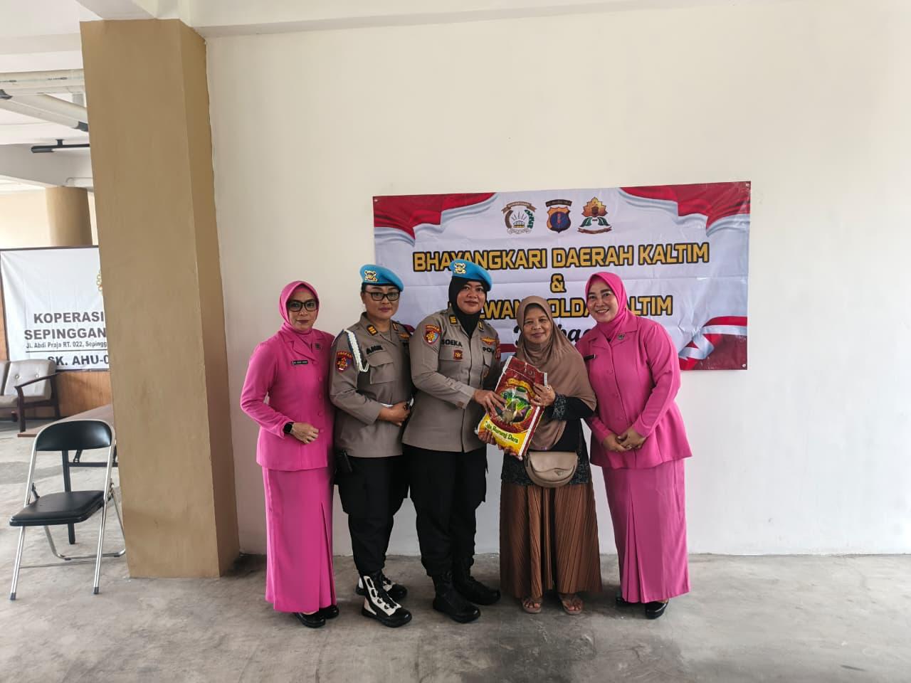 Polwan Polda Kaltim Bagikan 100 Karung Beras ke Warga Sepinggan Baru