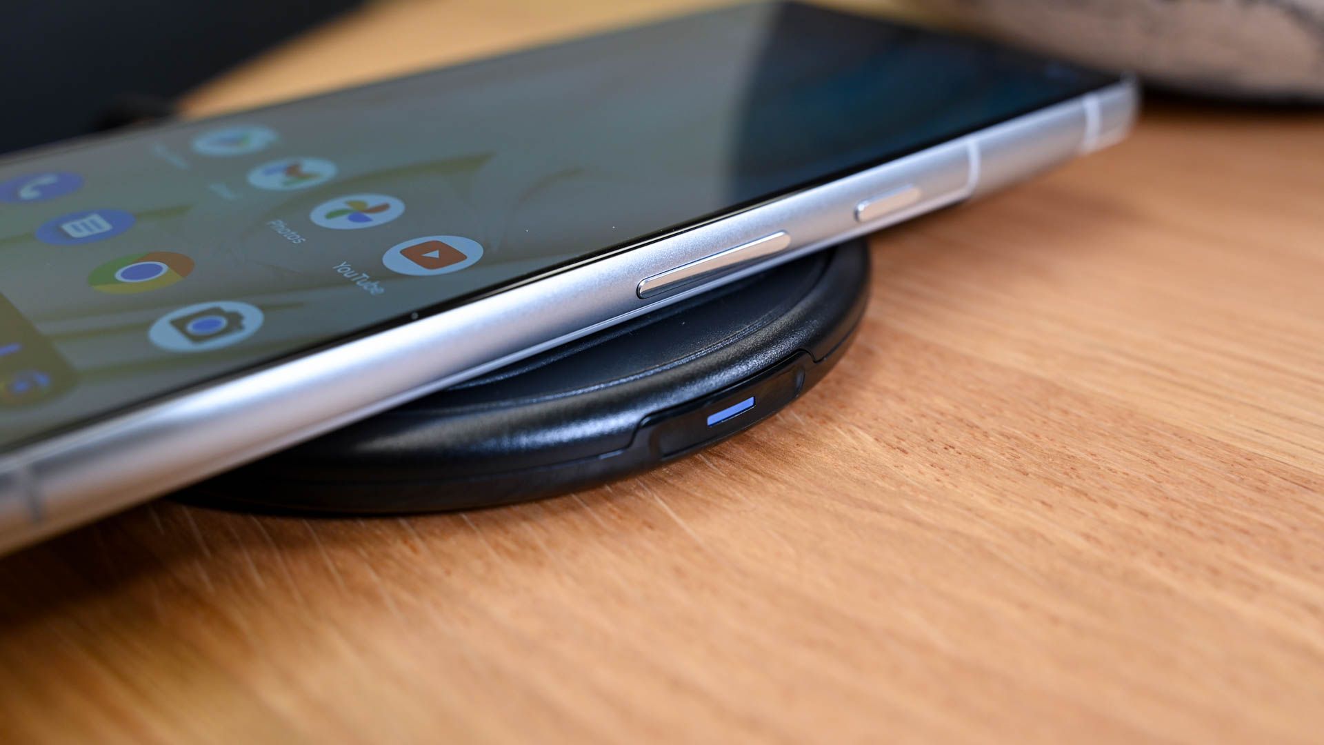 Standar Wireless Charging Makin Rumit Picu Kebingungan Pengguna iPhone dan Android