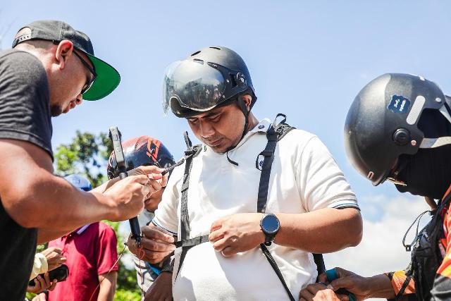 Wagub Jateng Terbang Paralayang Perdana di Curug Sewu untuk Promosi Sport Tourism