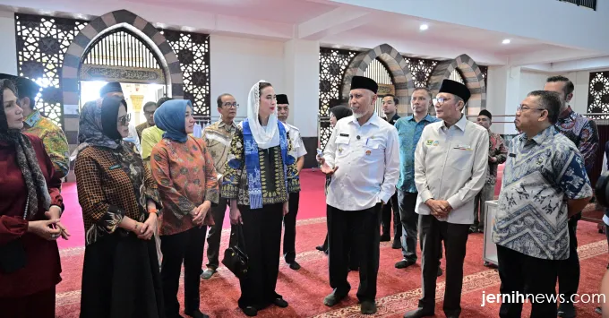 Pemprov Sumbar Luruskan Isu Menteri Pariwisata Pakai Sepatu di Masjid Raya