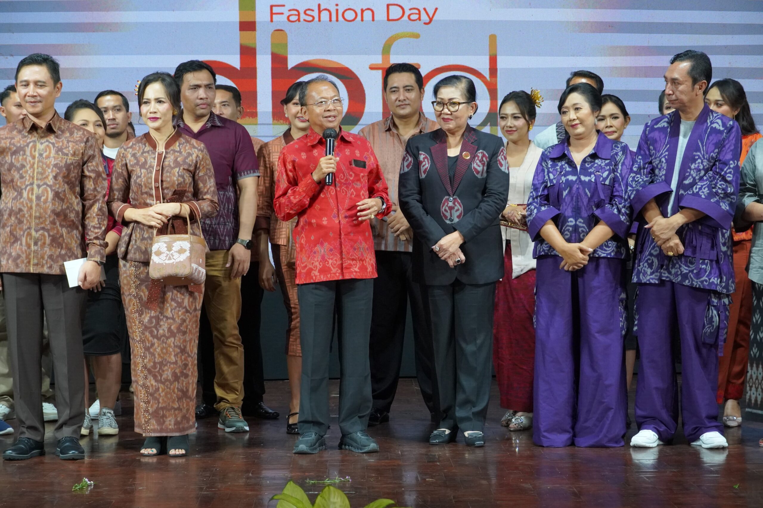 Gubernur Koster Ajak Cintai Produk Lokal di Dekranasda Bali Fashion Day