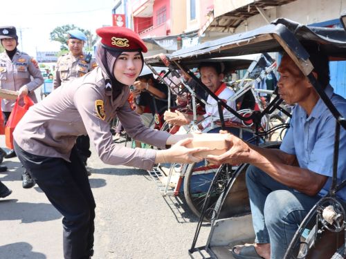 Polwan Polres Lampung Utara Bagikan Nasi Kotak kepada Masyarakat Kurang Mampu