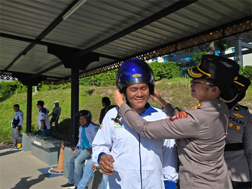 Polda Kepri Bagikan 200 Helm Gratis ke Pekerja May Day di Batam
