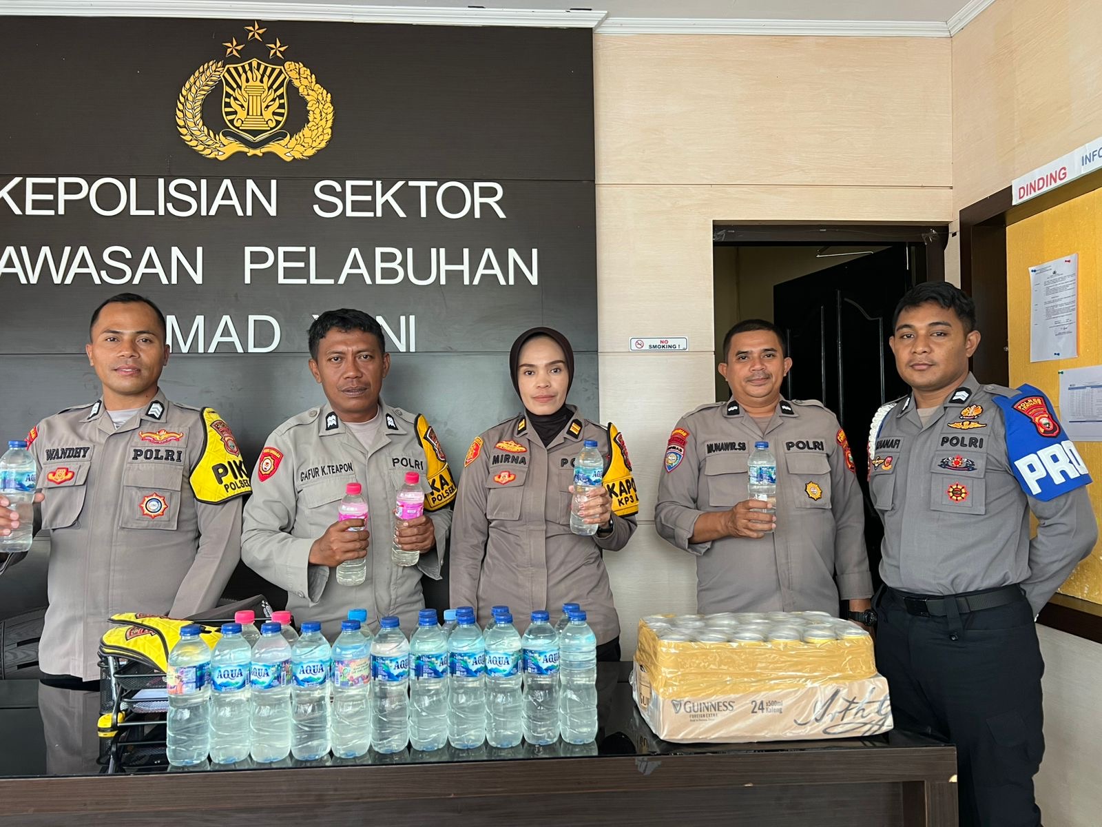 Polsek Pelabuhan Ahmad Yani Sita 47 Botol Miras Ilegal dari Dua Kapal