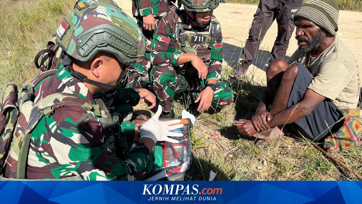 TNI Jemput Bola Layanan Kesehatan Gratis ke Pelosok Papua