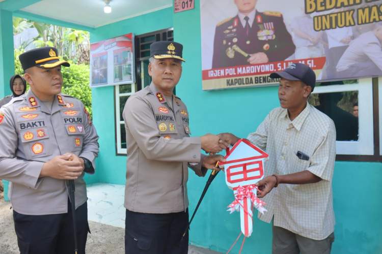 Kapolda Bengkulu Serahkan Rumah Layak Huni ke-70 di Bengkulu Utara