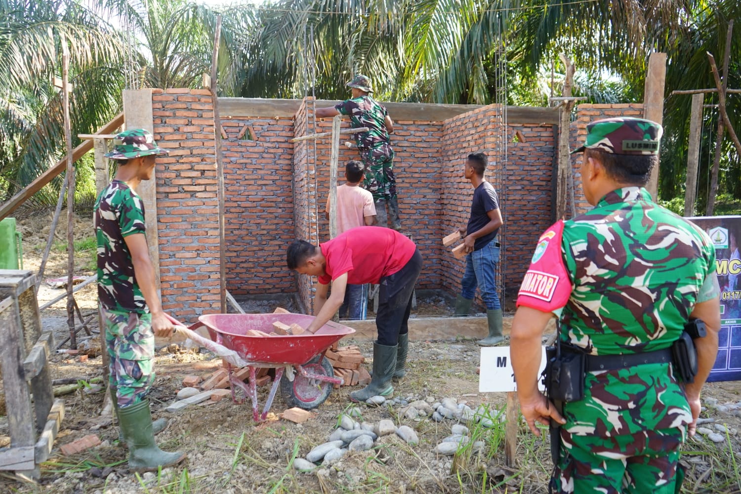 Kodim 0117 Aceh Tamiang Bangun MCK dan Pelat Beton di Suka Makmur