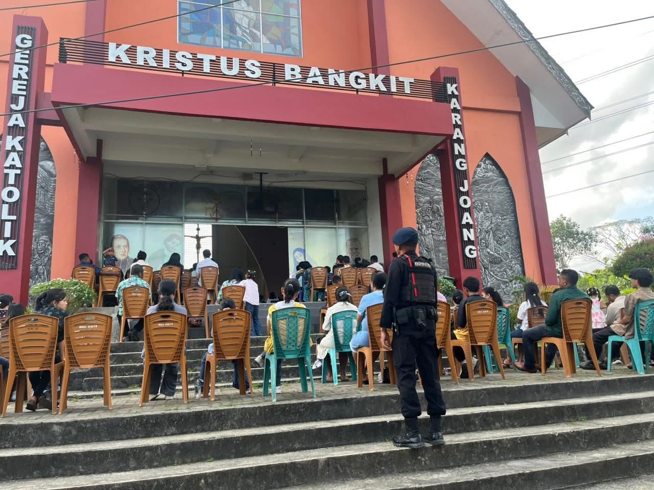 Satbrimob Polda Kaltim Amankan Ibadah Minggu di Gereja Balikpapan Utara