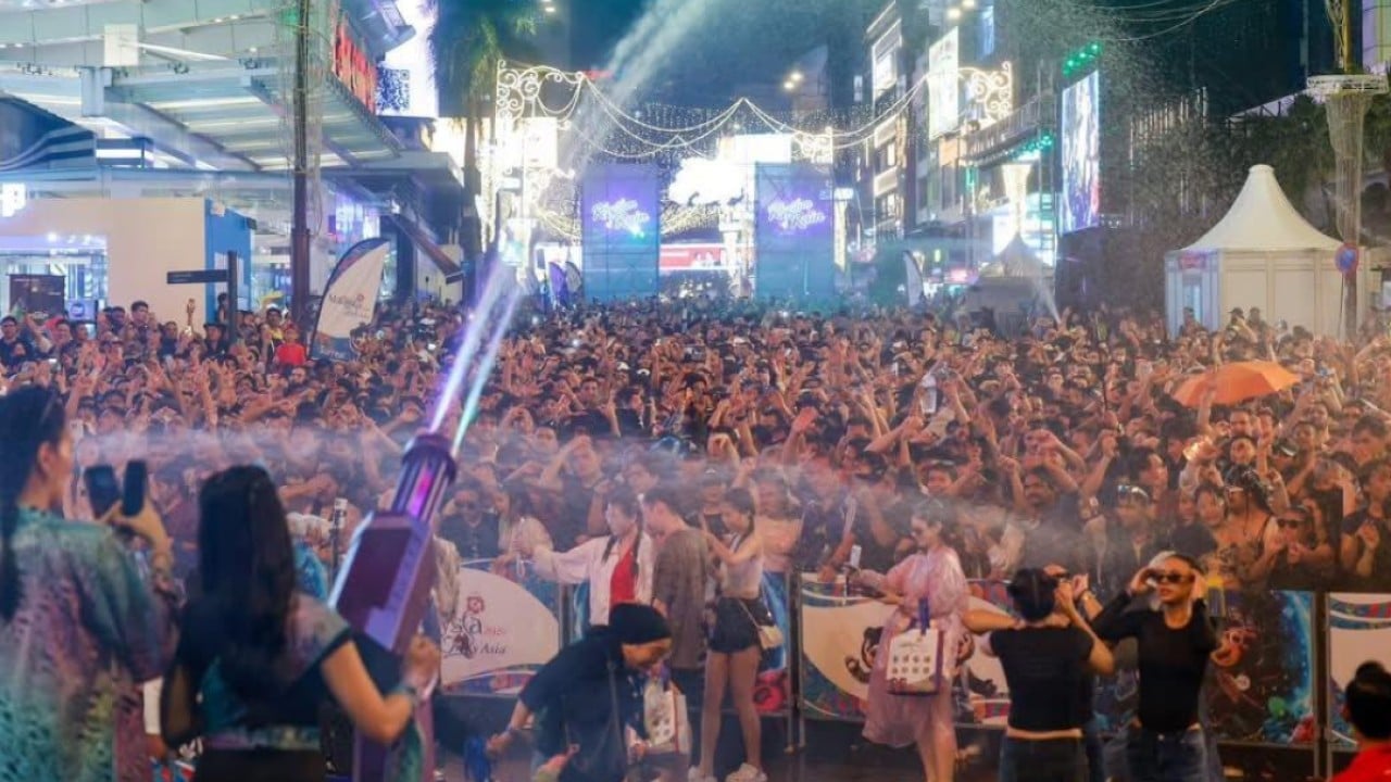 Polisi Malaysia Tangkap Wanita Bersenjata Tajam di Rain Rave Festival Kuala Lumpur