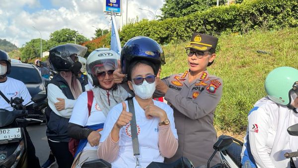 Polda Kepri Bagikan 200 Helm Gratis untuk Buruh Batam di May Day