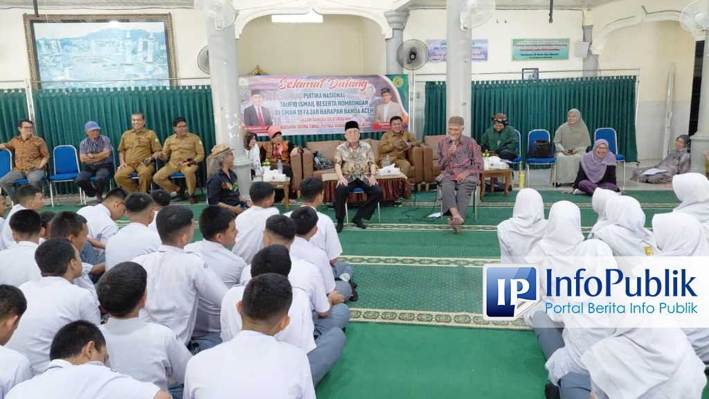 Taufiq Ismail Bagikan Kunci Menulis Puisi di SMAN 10 Banda Aceh