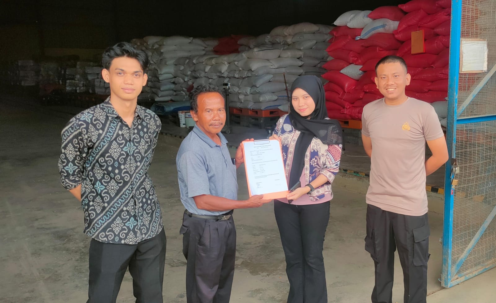 Polsek Muara Bengkal Kawal 2,1 Ton Jagung Petani ke Bulog Samarinda
