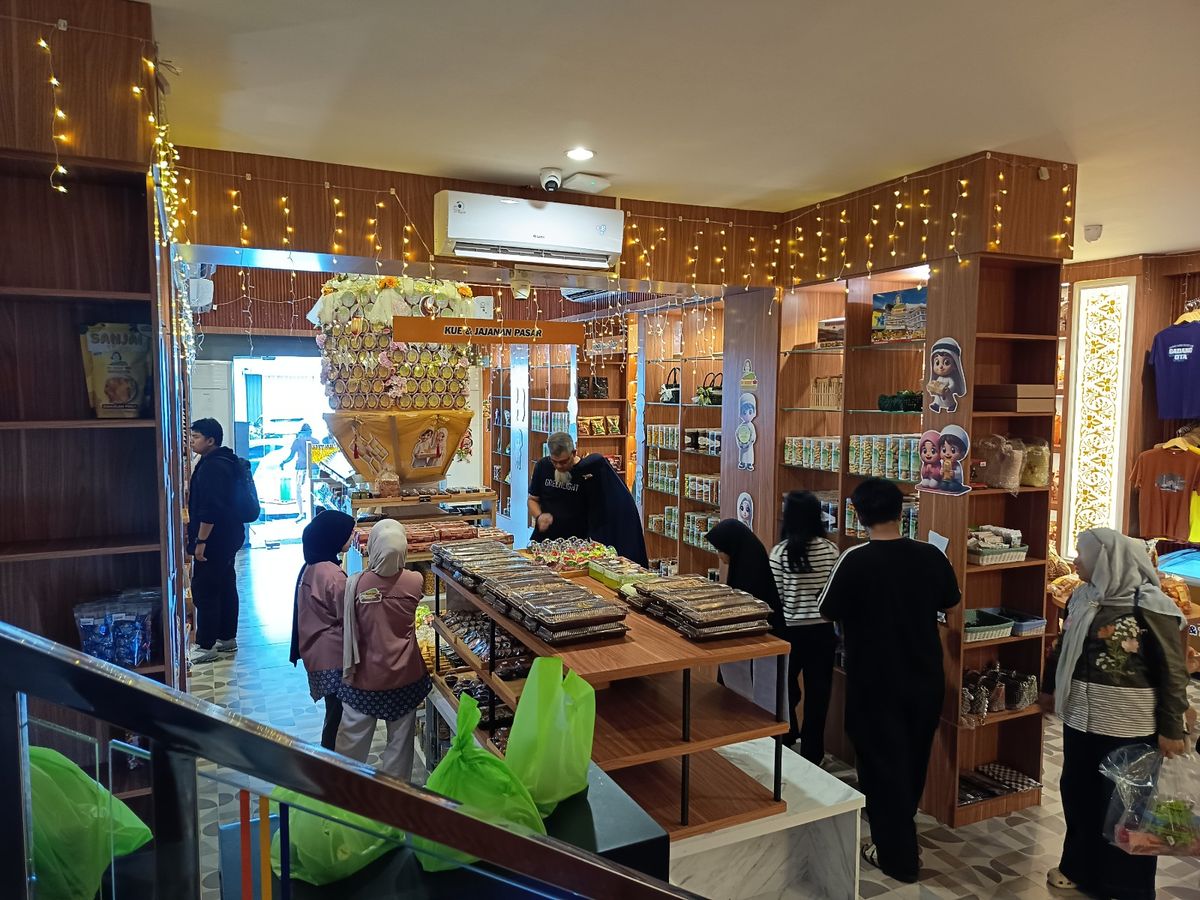 Rumah Jajan Bu Henny Padang Bertahan 42 Tahun, Jual Lapis Legit Premium