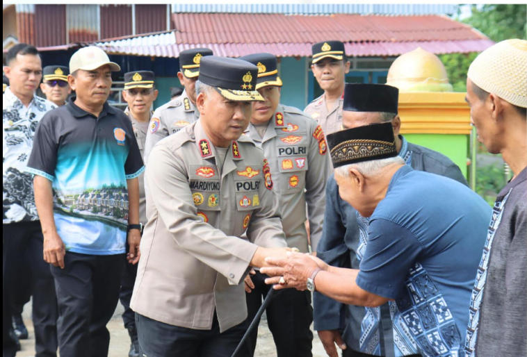 Kapolda Bengkulu Salurkan Bantuan Karpet Masjid di Desa Karang Anyar